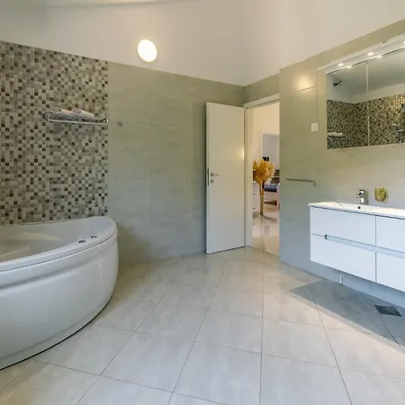 Lotus By Istrabook * Pula