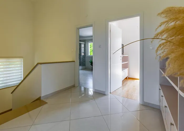 Lotus By Istrabook Villa *